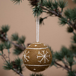 Kerstbal Vilt - Gingerbread Large - Geborduurde Lijnen en Sneeuwvlokken - 8cm - Karamelbruin/Wit - Rond - Fairtrade