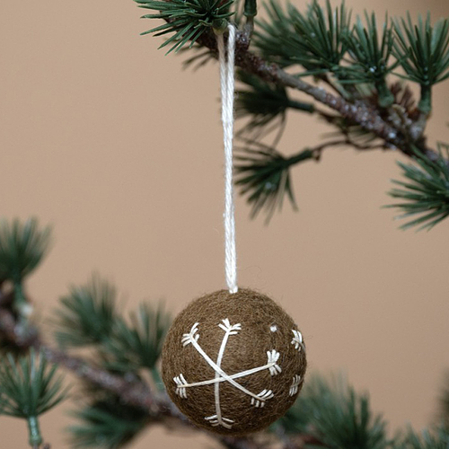 Kerstbal Vilt - Gingerbread Small - Geborduurde Sneeuwvlokken - 5cm - Donkerbruin/Wit - Rond - Fairtrade