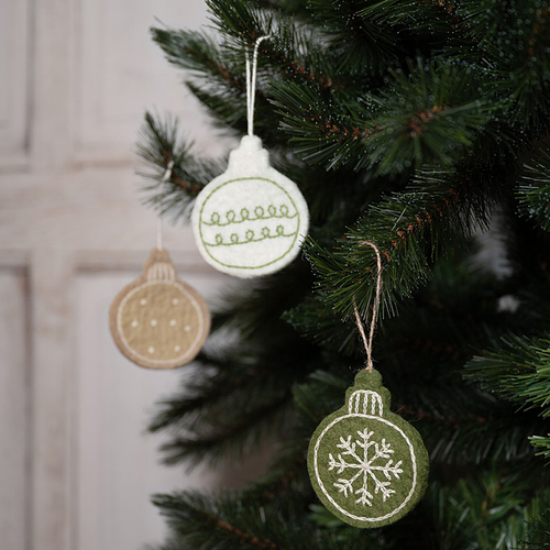 Hangers Vilt - Kerstballen Geborduurd Motief - Mistletoe - 8cm - Set van 3 - Wit/Groen/Beige - Fairtrade
