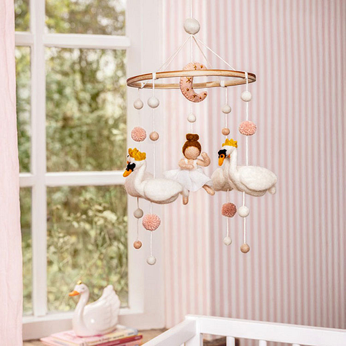 Mobiel - Zwanenmeer - Zwanen met Kroontje en Ballerina - Wolvilt - Handmade&Fairmade - Homedecoratie - 40x20cm