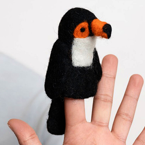 Vingerpoppetje Wolvilt - Vogel - Toekan Zwart/Wit/Oranje - Handmade&Fairmade - Homedeco - 10cm