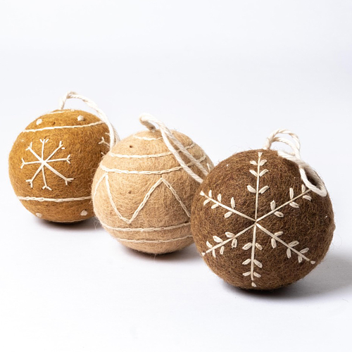 Kerstballen Vilt - Gingerbread Large Geborduurd Lijnen en Sneeuwvlok - 8cm - Set van 3 - Fairtrade