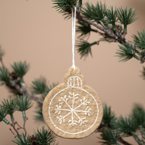 Hanger Vilt - Kerstbal Geborduurde Sneeuwvlok - Gingerbread - 8cm - Beige/Creme - Fairtrade