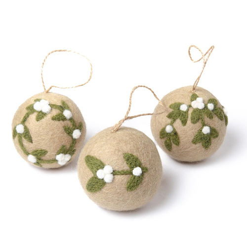 Kerstballen Vilt - Mistletoe Large - 8cm - Set 3 Stuks - Beige/Groen/Wit - Fairtrade