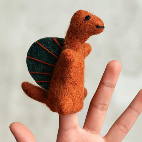 Vingerpoppetje Wolvilt - Dinosaurussen Spinosaurus Oranje/Blauw - Handmade&Fairmade - 9x7cm