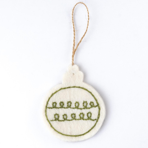 Hanger Vilt - Kerstbal Geborduurd Motief - Mistletoe - 8cm - Wit/Groen - Vlak - Fairtrade