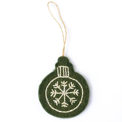 Hanger Vilt - Kerstbal Geborduurd Motief - Holly Berry - 8cm - Groen/Wit - Fairtrade