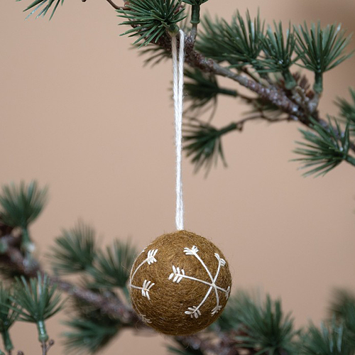 Kerstbal Vilt - Gingerbread Small - Geborduurde Sneeuwvlokken - 5cm - Karamelbruin/Wit - Rond - Fairtrade
