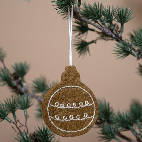 Hanger Vilt - Kerstbal Geborduurd Motief - Gingerbread - 8cm - Karamelbruin/Wit - Fairtrade