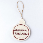 Hanger Vilt - Kerstbal Geborduurd Motief - Holly Berry - 8cm - Wit/Rood - Fairtrade