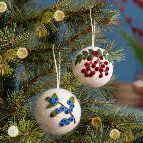 Hanger Bal Vilt - Set 2 Stuks - Rode Bes & Blauw Bes - Creme/Rood/Blauw/Groen/Bruin - 8cm - Handgemaakt & Fairtrade