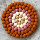 Vilten onderzetter van vilten bolletjes - Oranjebruin, Roze, Wit, Beige - 20cm