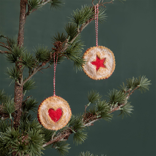 Hangers Vilt Kerst - 2 Stuks - Linzer Koekje Hart & Ster - Bruin/Wit/Rood - 7cm - Handgemaakt & Fairtrade