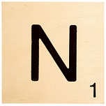 Houten Bordje 10x10x0.5cm - N - Zwarte Letter/Woordwaarde - Onbehandeld - Onderzetter/Homedeco