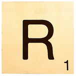 Houten Bordje 10x10x0.5cm - R - Zwarte Letter/Woordwaarde - Onbehandeld - Onderzetter/Homedeco