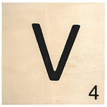 Houten Bordje 10x10x0.5cm - V - Zwarte Letter/Woordwaarde - Onbehandeld - Onderzetter/Homedeco