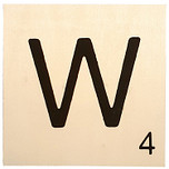 Houten Bordje 10x10x0.5cm - W - Zwarte Letter/Woordwaarde - Onbehandeld - Onderzetter/Homedeco