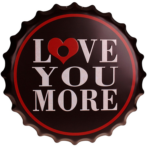 Bierdop/Kroonkurk - Love You More - Wit/Zwart/Rood  - Metalen Wanddecoratie - 40cm