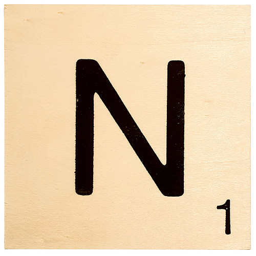 Houten Bordje 10x10x0.5cm - N - Zwarte Letter/Woordwaarde - Onbehandeld - Onderzetter/Homedeco