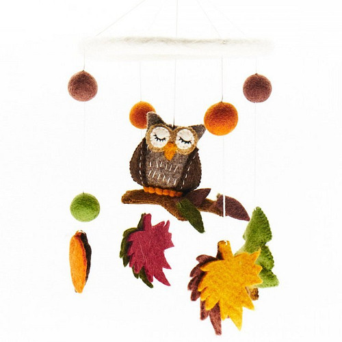 Vilten Mobiele Uiltje op Tak in Herfstbos