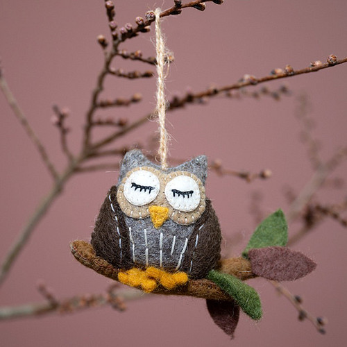 Vilt Hanger Uil op Takje - Bruin/Grijs - Bosthema - 8x15cm - Fairtrade Homedeco