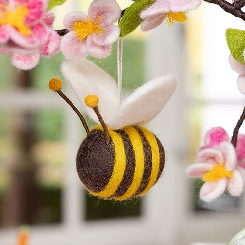 Hanger Wolvilt - Bij XL - Bruin/Geel - Handmade&Fairmade - 11x6cm