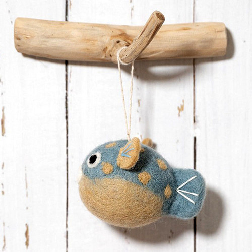 Hanger Wolvilt - Sealife - Kogelvis/Blowfish Beige/Blauw- Handmade&Fairmade - Homedeco - 6x6cm