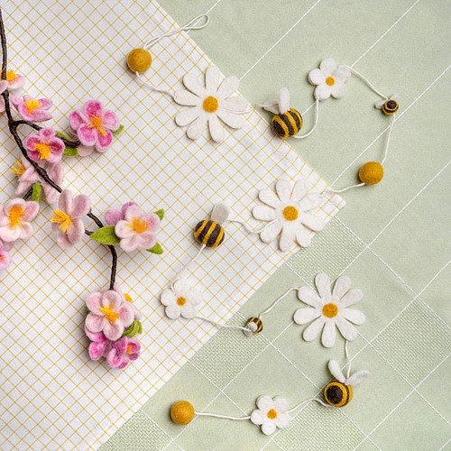 Viltslinger Wolvilt - Bij met Margrietjes - Wit/Geel/Bruin - Handmade&Fairtrade - Homedeco - 130cm