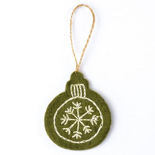 Hanger Vilt - Kerstbal Geborduurd Motief - Mistletoe - 8cm - Groen/Wit - Vlak - Fairtrade