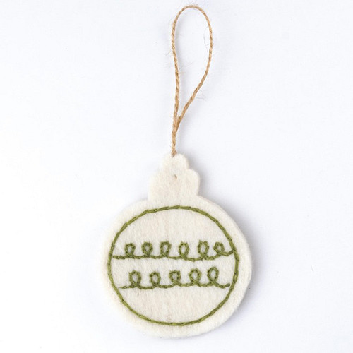 Hanger Vilt - Kerstbal Geborduurd Motief - Mistletoe - 8cm - Wit/Groen - Vlak - Fairtrade