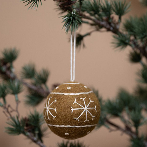 Kerstbal Vilt - Gingerbread Large - Geborduurde Lijnen en Sneeuwvlokken - 8cm - Karamelbruin/Wit - Rond - Fairtrade
