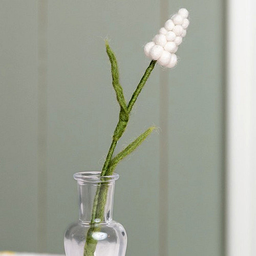 Bloem Wolvilt - Druifjes/Muscari Wit - Handmade-Fairtrade - Homedeco - 25cm