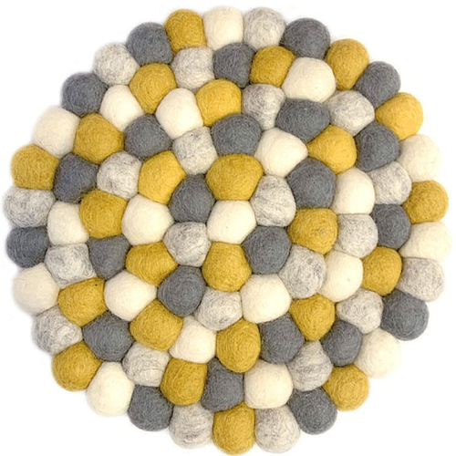 Vilten onderzetter van vilten bolletjes multicolor - wit, grijs, lichtgrijs, mosterd - 22cm