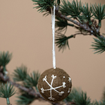 Kerstbal Vilt - Gingerbread Small - Geborduurde Sneeuwvlokken - 5cm - Donkerbruin/Wit - Rond - Fairtrade