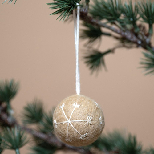 Kerstbal Vilt - Gingerbread Small - Geborduurde Sneeuwvlokken - 5cm - Beige/Wit - Rond - Fairtrade