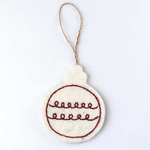 Hanger Vilt - Kerstbal Geborduurd Motief - Holly Berry - 8cm - Wit/Rood - Fairtrade